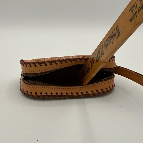 Vtg Cowhide Tooled Leather Coin Purse Wallet handmade Floral Indian Head NH - Picture 8 of 8